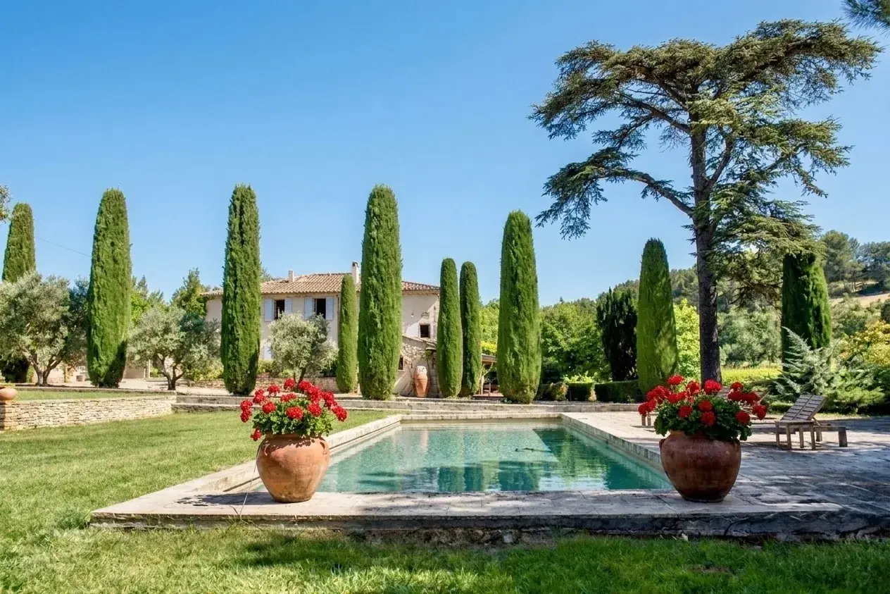 La Bastide et sa piscine bordée de cyprès